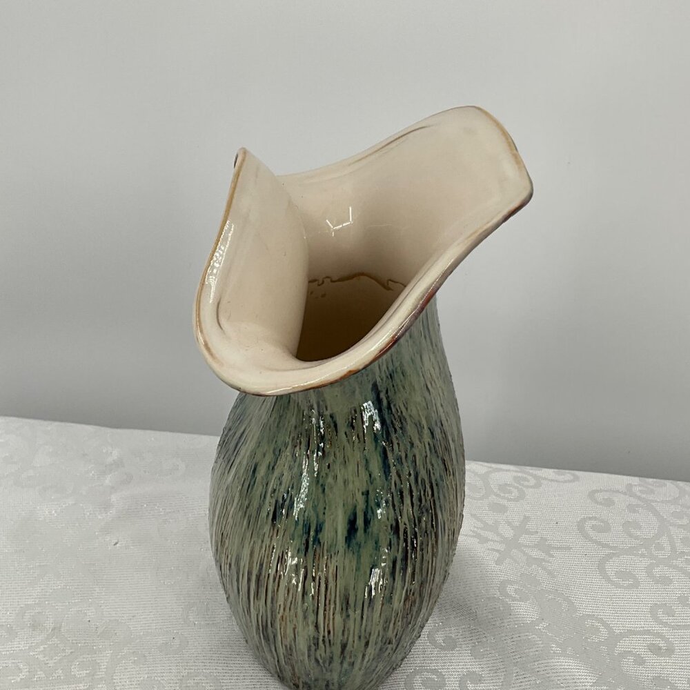 Handcrafted Ceramic Vase With Unique Ruffled Edge - Picture 3 of 8